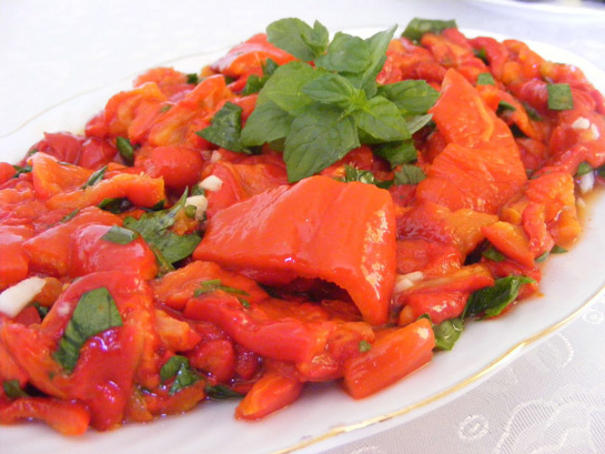 Közlenmiş Kırmızı Biber Salatası